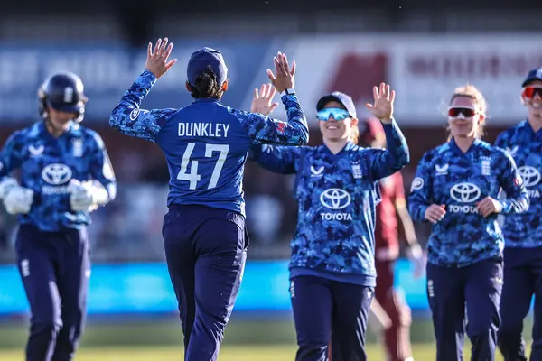 İngiltere 'den Sophia Dunkley, 30 Mayıs 2025' te Derbyshire County Kriket Kulübü 'nde oynanan Uluslararası Metro Bankası Bir Gün Uluslararası İngiltere Kadınlar ve Batı Hint Adaları karşılaşmasında Jahzara Claxton' ın yakalanmasını kutluyor.