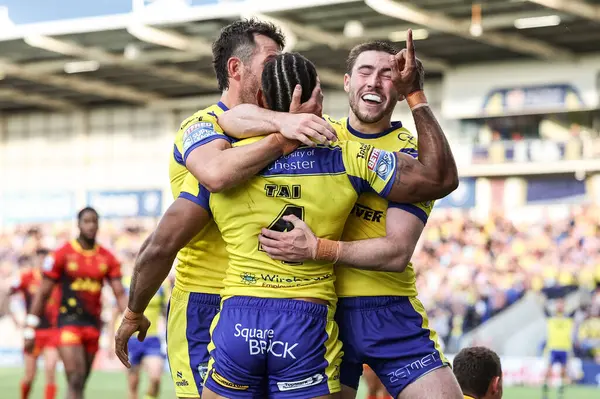 Warrington Wolves takımından Rodrick Tai, 30 Mayıs 2025 'te İngiltere' nin Warrington kentinde oynanan 13. Betfred Süper Lig karşılaşmasında Warrington Wolves Castleford Tigers 'a karşı oynadığı maçı kutluyor.