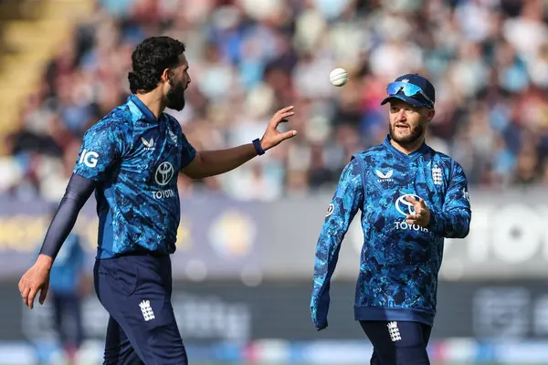 İngiltere 'den Ben Duckett, 29 Mayıs 2025' te İngiltere, Birmingham 'da Batı Hint Adaları' na karşı 1. Metro Bank ODI İngiltere 'sinde Saqib Mahmood' a pas attı.