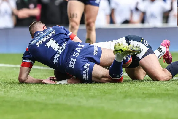 Leeds Rhinos 'tan Harry Newman, 31 Mayıs 2025 tarihinde Leeds Stadyumu' nda oynanan Betfred Süper Lig 13. Raundunda Leeds Gergedan-Wakefield Trinity maçında bir deneme için sahaya çıkıyor.