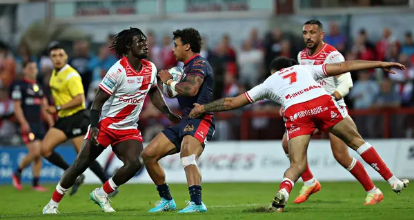 Hull KR takımından Eribe Doro, Betfred Süper Lig 13. Raundu 'nda St. Helens' li Tristan Sailor ile Sewell Group Craven Park, Kingston 'da oynanan karşılaşmada 30 Mayıs 2025 tarihinde Hull, İngiltere' de mücadele etti.