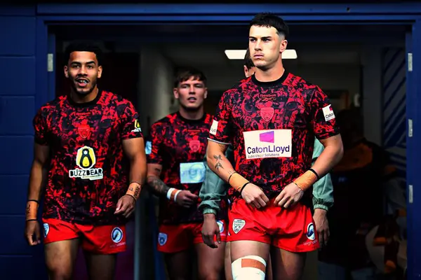 Leopar Leoparlardan David Armstrong ve Leigh Leoparlarından Darnell McIntosh, 29 Mayıs 2025 'te Birleşik Krallık' ın Huddersfield Stadyumu 'nda oynanan Betfred Süper Lig 13. Raundu Huddersfield Giants - Leigh Leopards maçından önce ısınmak için dışarı çıktılar.