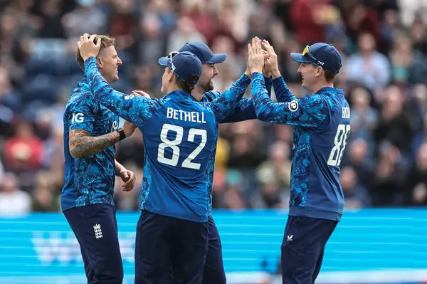 İngiltere 'den Jacks, 1 Haziran 2025' te Sophia Gardens Cricket Ground, Cardiff, İngiltere 'de oynanan 2. Metro Bank ODI İngiltere - Batı Hint Adaları karşılaşmasında takım arkadaşlarıyla birlikte Batı Hint Adaları' ndan Jewel Andrew 'un yakalanmasını kutlayacak mı?