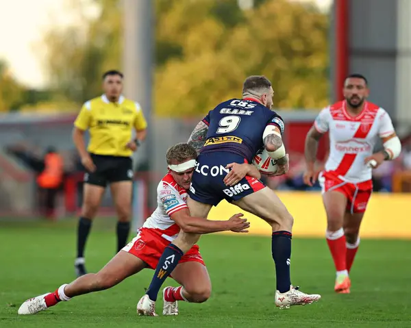 Hull KR takımından Jez Litten, Betfred Süper Lig 13. Raundu 'nda St. Helens' tan Daryl Clark 'ı yendi. Hull KR, Sewell Group Craven Park' ta St Helens 'e karşı.