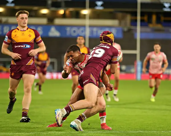 Huddersfield Giants takımından Umyla Hanley, 29 Mayıs 2025 'te John Smith' in Stadyumu 'nda oynanan Betfred Süper Lig 13. Raundu' nda George Flanagan 'ı yendi.