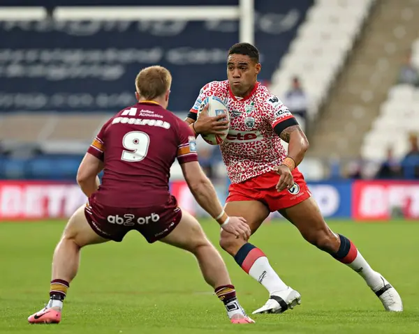 Betfred Süper Lig 13. Raundunda Leoparlar 'dan Joe Ofahengaue John Smith Stadyumu' nda Huddersfield Giants - Leigh Leopards maçında, 29 Mayıs 2025