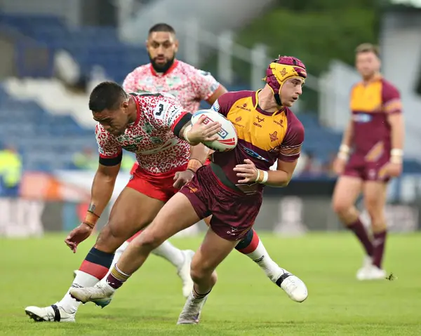 Huddersfield Giants 'dan George Flanagan, Leigh Leopards' dan Joe Ofahengaue 'ye, John Smith' in 29 Mayıs 2025 'teki Stadyumu' nda oynanan 13. Huddersfield Giants - Leigh Leopards maçında sırtını döndü.