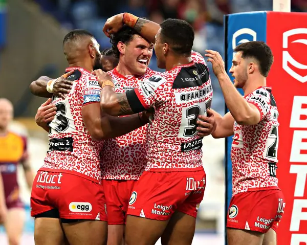 Leopar Leoparlar 'dan Isaac Liu, 29 Mayıs 2025' te John Smith Stadyumu, Huddersfield 'da oynanan Betfred Süper Lig 13. Raundda oynanan Huddersfield Giants - Leigh Leopards maçında maçın ilk denemesini kutluyor.