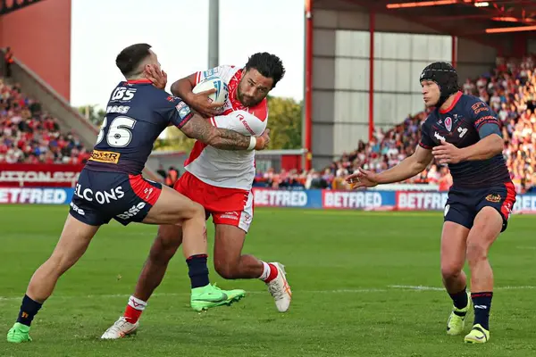 St. Helens Deon Cross, Hull KR takımından Peta Hiku 'yu 13. Betfred Süper Lig karşılaşmasında yendi. Hull KR, Sewell Group Craven Park' ta St Helens 'e karşı.