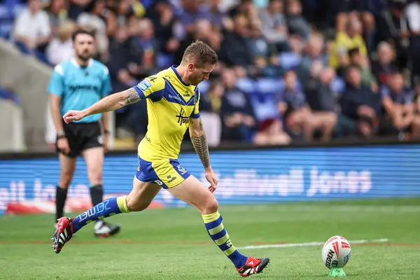 Warrington Wolves takımından Marc Sneyd, 30 Mayıs 2025 'te İngiltere' nin Warrington şehrinde oynanan 13. Betfred Süper Lig karşılaşmasında gol atmak için Castleford Tigers 'a karşı Warrington Wolves maçına çıktı.