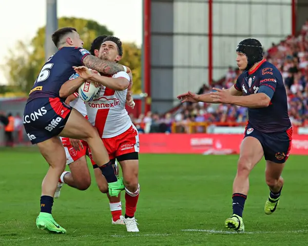 St. Helens Deon Cross, Betfred Süper Lig 13. Raundu 'nda Hull KR ile St Helens arasında oynanan Sewell Group Craven Park, Kingston üzerine Hull, Birleşik Krallık maçında Hull KR' dan Arthur Morgue 'u yendi.