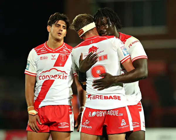 Hull KR 'dan Jez Litten ve Eribe Doro, 30 Mayıs 2025 tarihinde İngiltere' nin Hull kentinde oynanan Sewell Group Craven Park 'ta oynanan 13.