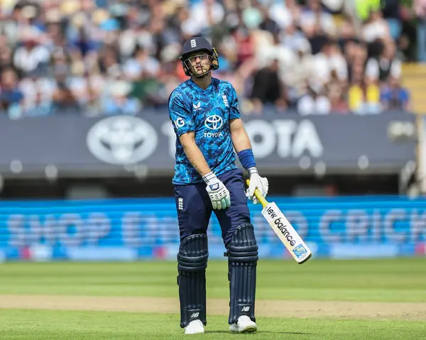 İngiltere 'den kederli bir Joe Root, Hope' un 29 Mayıs 2025 'te Edgbaston, Birmingham, İngiltere' de Batı Hint Adaları 'na karşı 1. Metro Bank ODI İngiltere' sinde yakaladığı top sahasından ayrıldı.