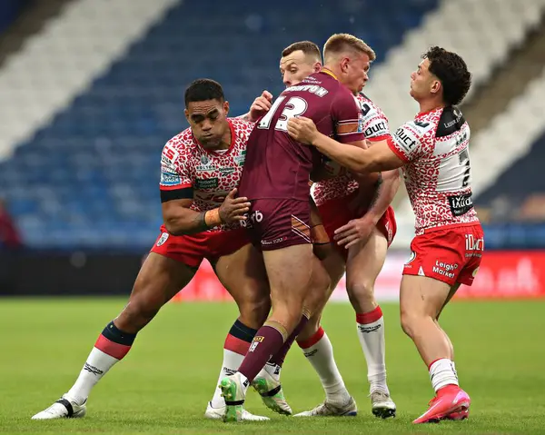 Joe Ofahengaue, Frankie Halton, Lachlan Lam Huddersfield Giants takımının oyuncusu Harry Rushton, Betfred Süper Lig 13. Raundda Huddersfield Giants 'a karşı Leoparlara karşı John Smith Stadyumu, Huddersfield, Birleşik Krallık, 29 Mayıs 2025