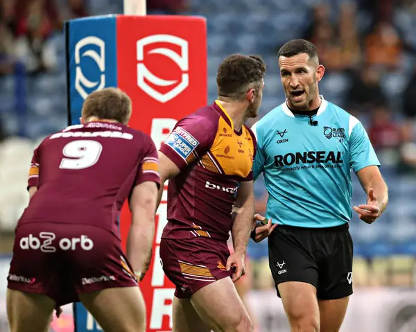 Hakem Jack Smith, Betfred Süper Lig 13. Raundunda Huddersfield Giants, Leigh Leopards 'a karşı John Smith Stadyumu, Huddersfield, Birleşik Krallık' ta 29 Mayıs 2025