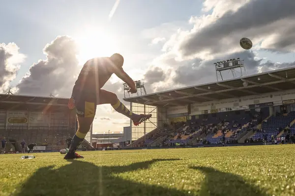 Warrington Wolves takımından Marc Sneyd, 30 Mayıs 2025 'te İngiltere' nin Halliwell Jones Stadyumu 'nda oynanan 13. Betfred Süper Lig karşılaşmasında ısınma turunda Warrington Wolves Castleford Tigers' a karşı.