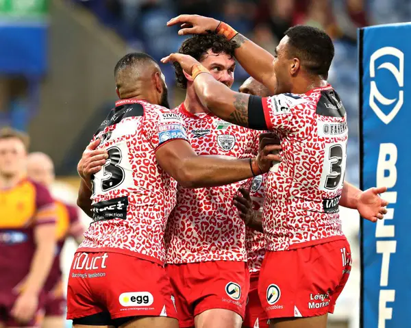 Leopar Leoparlar 'dan Isaac Liu, 29 Mayıs 2025' te John Smith Stadyumu, Huddersfield 'da oynanan Betfred Süper Lig 13. Raundda oynanan Huddersfield Giants - Leigh Leopards maçında maçın ilk denemesini kutluyor.