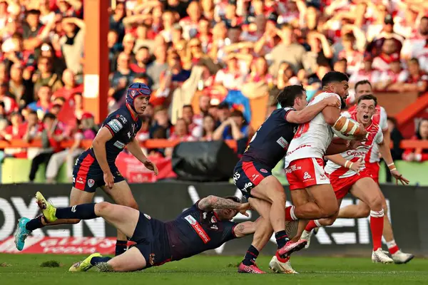 St. Helens takımından Matt Whitley, Hull KR 'dan Kelepi Tanginoa' yı 13. Betfred Süper Lig karşılaşmasında yendi. Hull KR, St. Helens 'e karşı Sewell Grup Craven Park, Kingston üzerine Hull, Birleşik Krallık, 30 Mayıs 2025