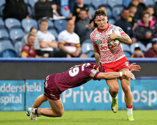 Huddersfield Giants takımından George Flanagan, Leigh Leopards 'dan Keanan Brand' e, 29 Mayıs 2025 'te John Smith' in Stadyumu 'nda oynanan 13. Huddersfield Giants - Leigh Leopards maçında baskı yapıyor.