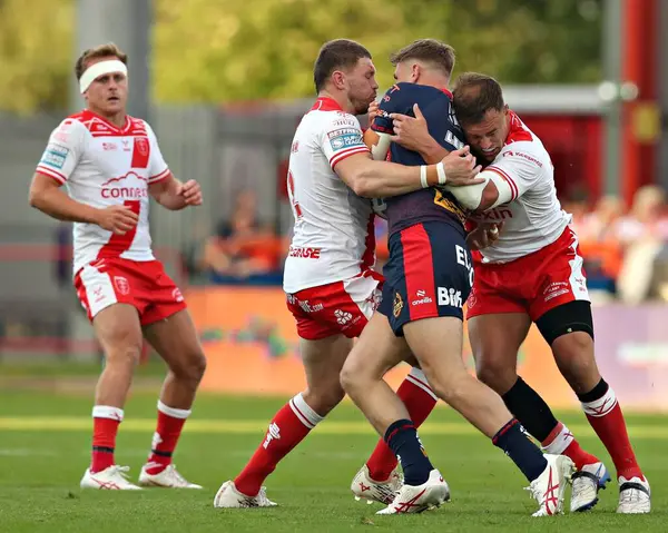 Hull KR 'dan Jai Whitbread ve Hull KR' dan James Batchelor St. Helens 'tan Matty Lees, Betfred Süper Lig 13. Raundda Hull KR, St Helens' e karşı Sewell Group Craven Park 'ta 30 Mayıs 2025 tarihinde Hull, Birleşik Krallık' ta oynanan karşılaşma sırasında