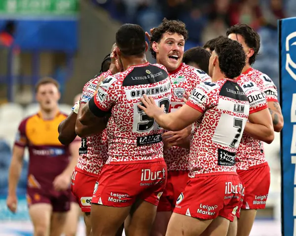 Leigh Leoparları 'ndan Isaac Liu' nun 29 Mayıs 2025 'te John Smith' in Stadyumu 'nda oynanan 13. Huddersfield Giants - Leigh Leoparları maçında attığı ilk golü kutlayalım.