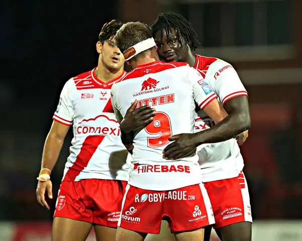 Hull KR 'dan Jez Litten ve Hull KR' dan Eribe Doro, 30 Mayıs 2025 'te İngiltere' nin Hull kentinde oynanan Sewell Group Craven Park 'ta oynanan Betfred Süper Lig 13.