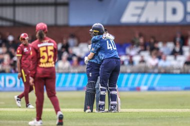 İngiltere 'den Tammy Beaumont ve İngiltere' den Amy Jones, 30 Mayıs 2025 'te Derbyshire County Kriket Kulübü' nde oynanan 1.