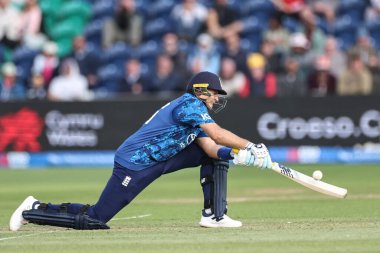 İngiltere 'nin Joe Root' u sırtüstü bir sınır için geriye doğru süpürüyor, 2. Metro Bank ODI İngiltere - Batı Hint Adaları arasında Sophia Gardens Cricket Ground, Cardiff, İngiltere, 1 Haziran 2025