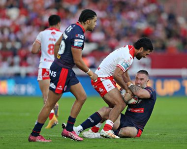 Hull KR 'dan Peta Hiku, Betfred Süper Lig 13. Raundu' nda topu St. Helens 'ten Curtis Sironen' den almaya çalışıyor. Hull KR, St. Helens 'e karşı Sewell Group Craven Park, Kingston on on upon Hull, Birleşik Krallık, 30 Mayıs 2025