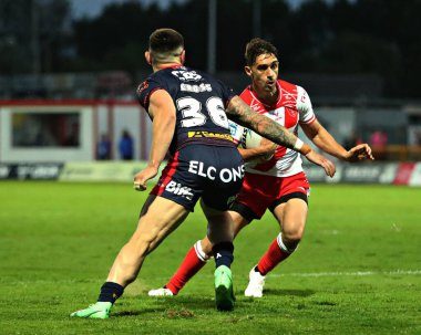 St. Helens Deon Cross, Betfred Süper Lig 13. Raundu 'nda Hull KR ile St Helens arasında oynanan Sewell Group Craven Park, Kingston üzerine Hull, Birleşik Krallık, 30 Mayıs 2025 karşılaşmasında Hull KR' dan Arthur Morgue 'a baskı yapıyor.