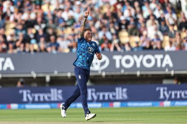 İngiltere 'den Brydon Carse, 29 Mayıs 2025' te İngiltere 'nin Edgbaston kentinde Batı Hint Adaları' na karşı 1. Metro Bank ODI İngiltere maçında Brandon King 'in kalesini kutluyor.