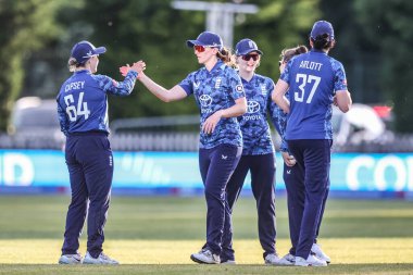 İngiltere 'den Kate Cross, 30 Mayıs 2025' te Derbyshire County Kriket Kulübü 'nde oynanan Uluslararası İngiltere Bayanlar ve Batı Hint Adaları karşılaşmasında Aaliyah Alleyne' nin maçı kazanmasını kutluyor.