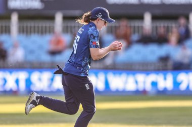 İngiltere 'den Kate Cross, 30 Mayıs 2025' te Derbyshire İlçe Kriket Kulübü 'nde oynanan Uluslararası İngiltere - Batı Hint Adaları Kadınlar maçında Aaliyah Alleyne' i maçı kazanmak için yakaladı.