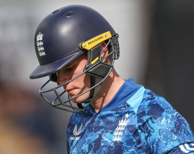 İngiltere 'den Jacob Bethell, 1 Haziran 2025' te Sofya Gardens Cricket Ground, Cardiff, İngiltere 'de oynanan 2. Metro Bank ODI İngiltere - Batı Hint Adaları karşılaşmasında Chase tarafından LBW tarafından oyundan çıkarıldıktan sonra sahadan ayrıldı.