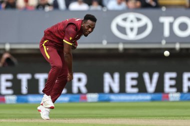 Batı Hint Adaları 'ndan Matthew Forde, 29 Mayıs 2025' te İngiltere 'nin Edgbaston, Birmingham, İngiltere' de Batı Hint Adaları 'na karşı 1. Metro Bankası' nda topu teslim etti.