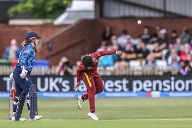 Batı Hint Adaları 'ndan Zaida James, 30 Mayıs 2025' te Derbyshire İlçesi Kriket Kulübü 'nde İngiltere - Batı Hint Adaları Kadınlar Karşılaşması' nda Metro Bank Bir Gün Uluslararası karşılaşmasında topu teslim etti.