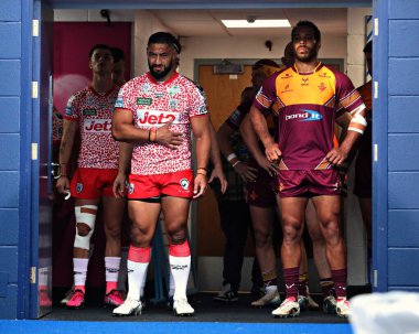 Her iki takım da Betfred Süper Lig 13. Raundunda Huddersfield Giants - Leigh Leopards maçından önce 29 Mayıs 2025 'te Huddersfield, İngiltere' deki John Smith Stadyumu 'nda bekliyor.