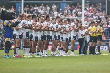 Rob Burrows 'un ailesi ve oyuncular, Rob Burrow' un hayatını Betfred Süper Lig 13. Raundda Leeds Rhinos 'a karşı Wakefield Trinity' nin 31 Mayıs 2025 'te Headingley Stadyumu' nda oynadığı karşılaşmada alkışladılar.