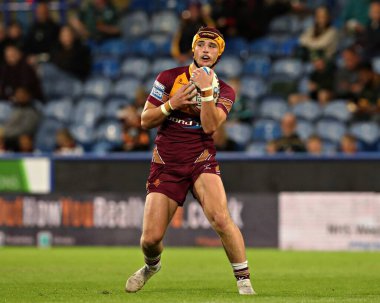 Huddersfield Giants takımından George Flanagan, 29 Mayıs 2025 'te John Smith' in Stadyumu 'nda oynanan 13. Huddersfield Giants - Leigh Leopards maçında topu yakalıyor.