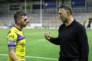 Warrington Wolves 'un baş antrenörü Sam Burgess, 30 Mayıs 2025' te Warrington, İngiltere 'deki Halliwell Jones Stadyumu' nda oynanan Betfred Süper Lig 13. Raundu 'nda Warrington Wolves - Castleford Tigers maçında Marc Sneyd ile konuştu.