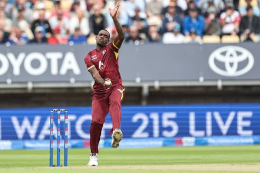 Batı Hint Adaları 'ndan Justin Greaves, 29 Mayıs 2025' te İngiltere 'nin Edgbaston, Birmingham, İngiltere' de Batı Hint Adaları 'na karşı 1. Metro Bankası' nda topu teslim etti.