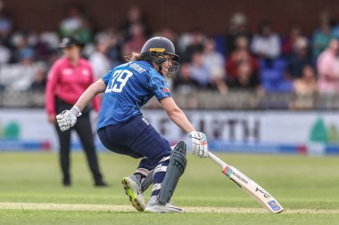 İngiltere 'den Nat Sciver-Brunt, 30 Mayıs 2025' te Derbyshire İlçe Kriket Kulübü 'nde oynanan Uluslararası Metro Bankası 1.