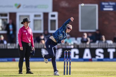 İngiltere 'den Charlie Dean, 30 Mayıs 2025' te Derbyshire İlçe Kriket Kulübü 'nde İngiltere - Batı Hint Adaları Kadınlar Karşılaşması' nda topu veriyor.