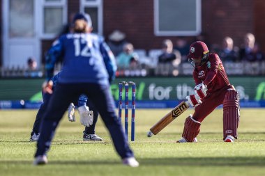 Shemaine Campbelle, 30 Mayıs 2025 'te Derbyshire County Kriket Kulübü' nde oynanan ve İngiltere 'nin Batı Hint Adaları Kadınlarına Karşı oynadığı Uluslararası Metro Bankası maçında şut atıyor.