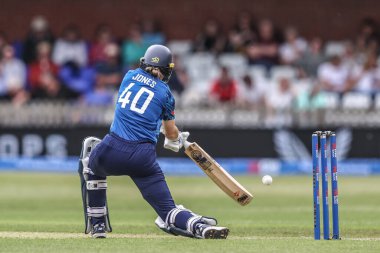 İngiltere 'den Amy Jones, 30 Mayıs 2025' te Derbyshire County Kriket Kulübü 'nde İngiltere - Batı Hint Adaları Kadınlar Karşılaşması' nda Metro Bank One Day International maçında bir koşu için topa vuruyor.