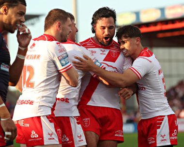 Hull KR 'dan Peta Hiku, Hull KR' ın 30 Mayıs 2025 tarihinde İngiltere 'nin Hull kentindeki Sewell Group Craven Park, Kingston' da oynanan Betfred Süper Lig 13. Raundunda ikinci denemesini kutluyor.