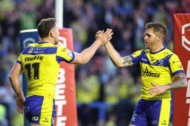 Warrington Wolves 'tan Ben Currie, Warrington Wolves' tan Marc Sneyd ile 30 Mayıs 2025 'te Halliwell Jones Stadyumu, Warrington, İngiltere' de oynanan 13.