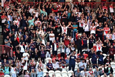 St. Helens taraftarları, 30 Mayıs 2025 'te İngiltere' nin Hull kenti üzerinde Kingston 'da oynanan Sewell Group Craven Park' ta oynanan Betfred Süper Lig 13. Maçı 'nda St. Helens' in attığı sayıyı kutluyor.