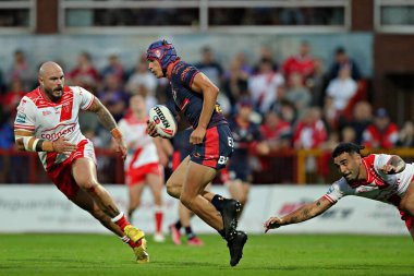 Hull KR 'dan Tyrone May ve Hull KR' dan Sam Luckley, Betfred Süper Lig 13. Raundu 'nda St. Helens' tan Harry Robertson 'a baskı yapıyorlar. Hull KR, St Helens' e karşı Sewell Group Craven Park, Kingston üzerine Hull, İngiltere, 30 Mayıs 2025