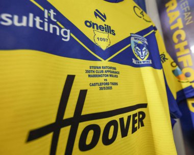 Stefan Ratchford 'un gömleği ve dolabı Warrington Wolves' un Betfred Süper Lig 13. Raundda oynadığı Warrington Wolves - Castleford Tigers maçı sırasında 30 Mayıs 2025 'te Warrington, İngiltere' deki Halliwell Jones Stadyumu 'nda görüldü.